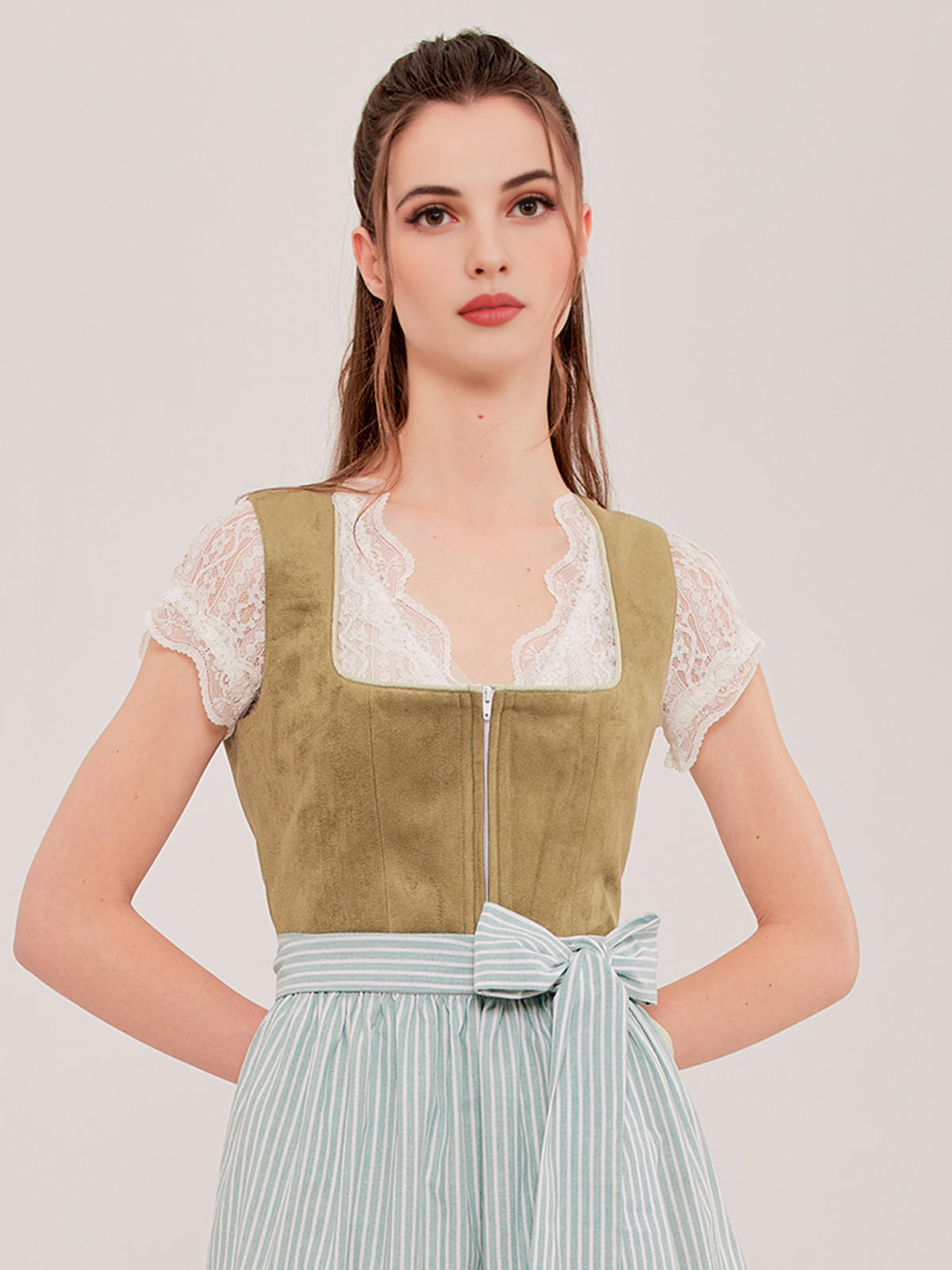 Ein dunkelrotes Dirndl mit floralen Details, perfekt für festliche Anlässe