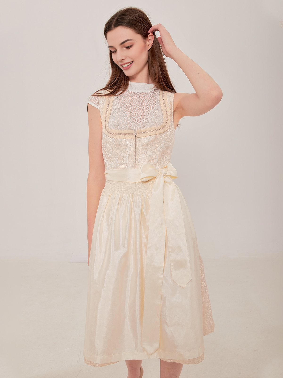 Elegante Langarm Dirndlbluse in Weiß