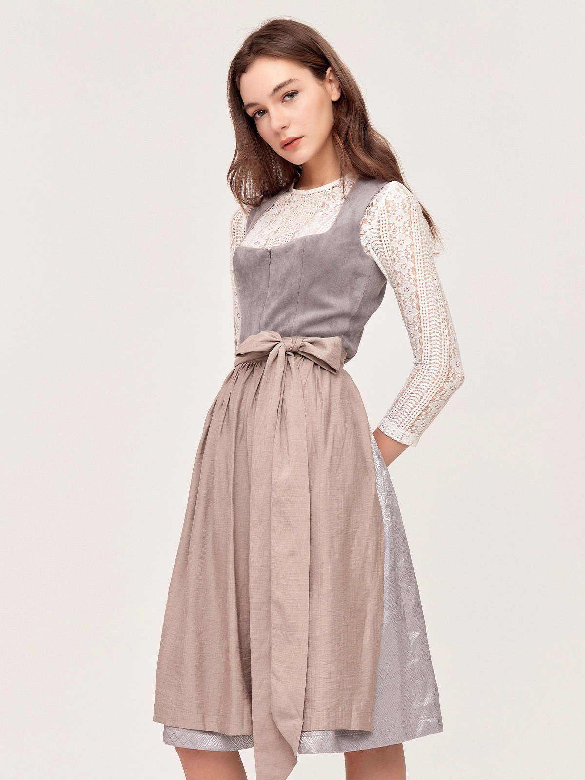 Elegantes graues Dirndl mit modernem Schnitt