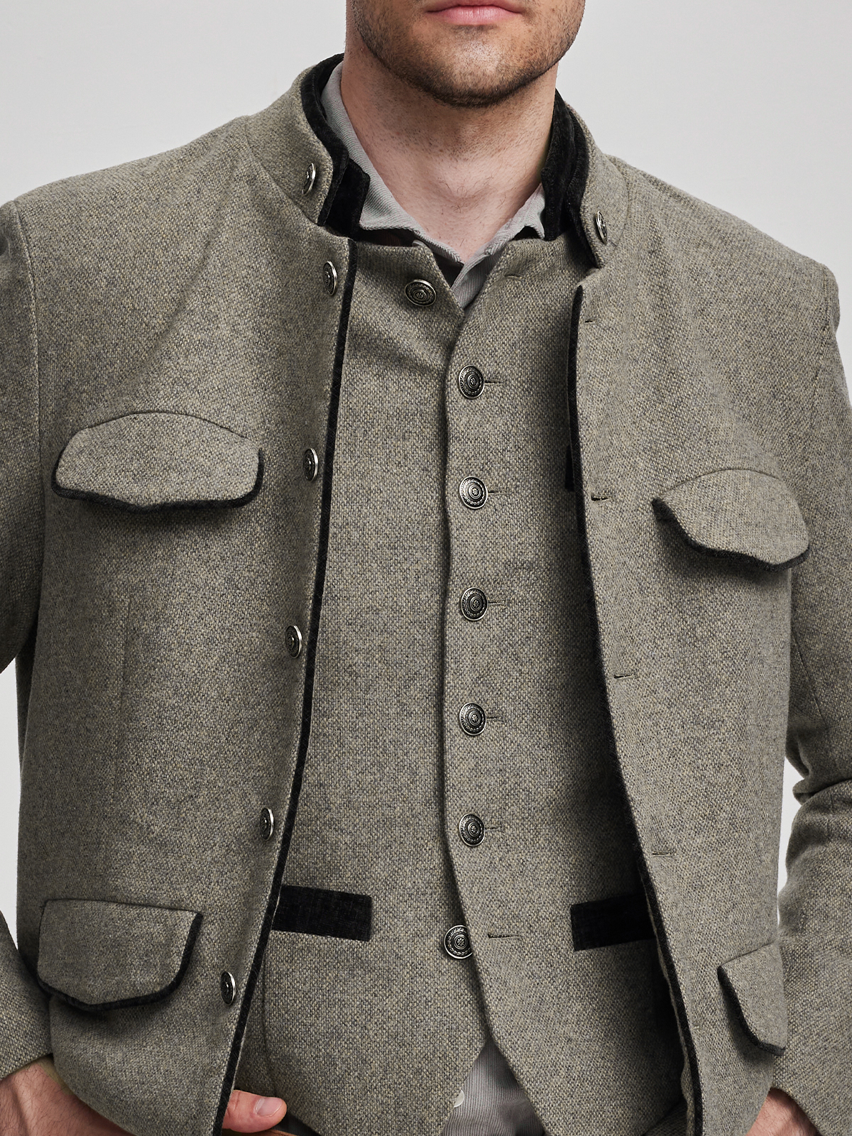 Modernes graues Dirndl mit traditionellen Elementen