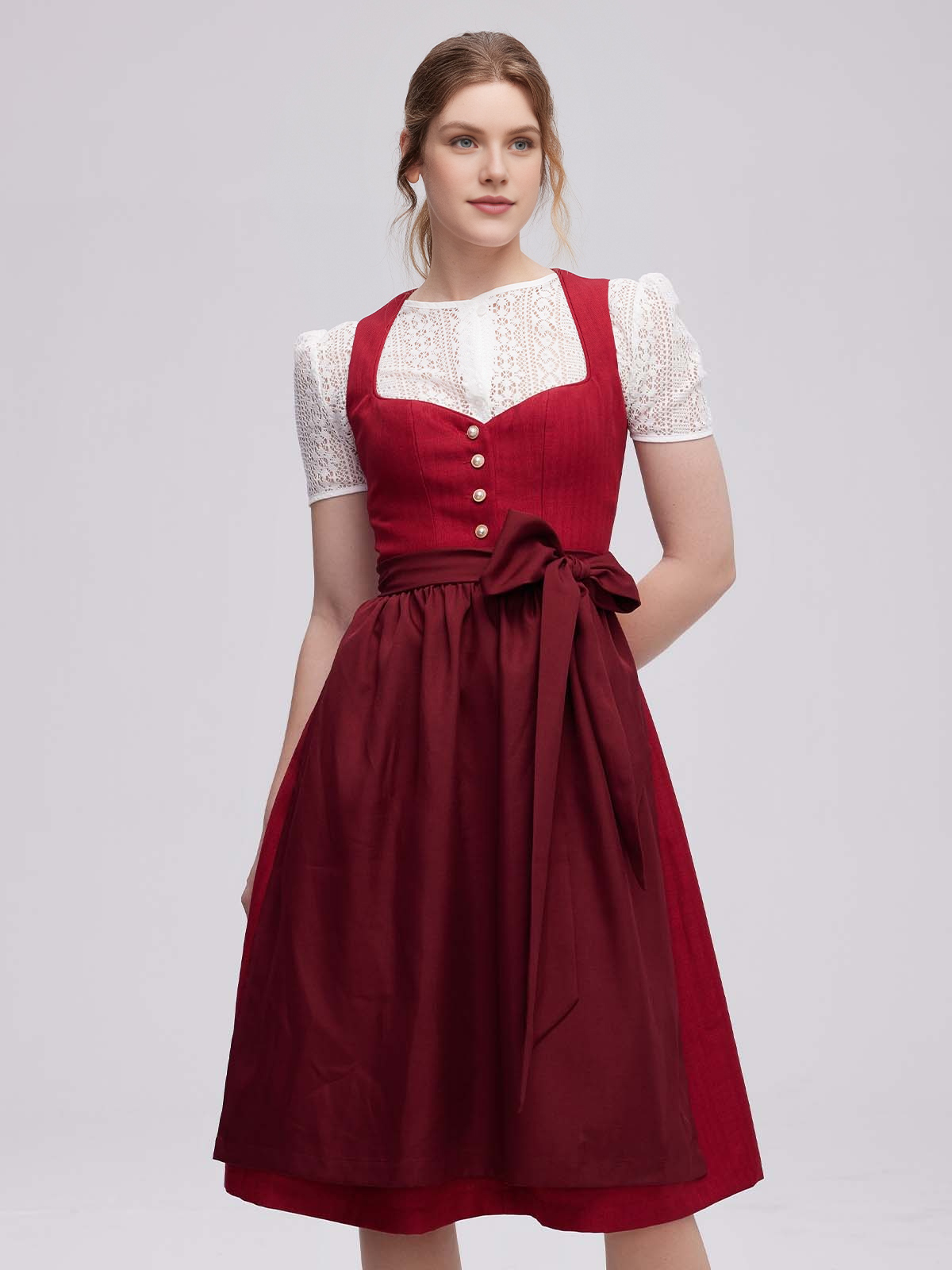 Modernes Dirndl in Rot mit floralen Details