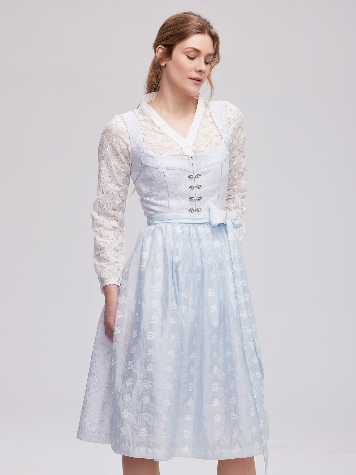 Traditionelles blaues Dirndl mit modernen Details