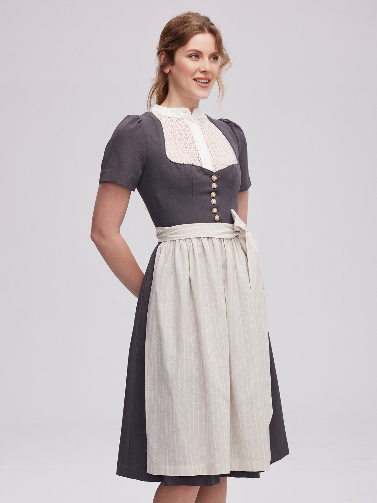 Graues Dirndl mit modernem Stil