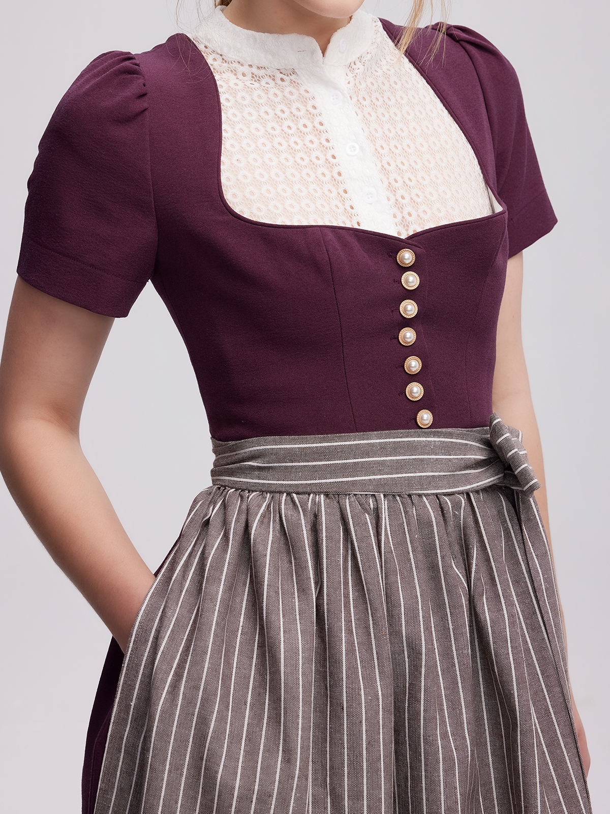 Samtdirndl Blau – Eleganz in tiefem Blau