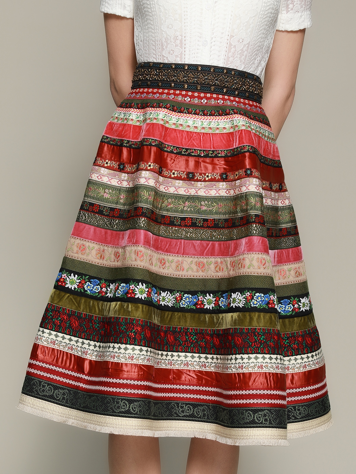 Ein elegantes rotes Dirndl mit floralen Details