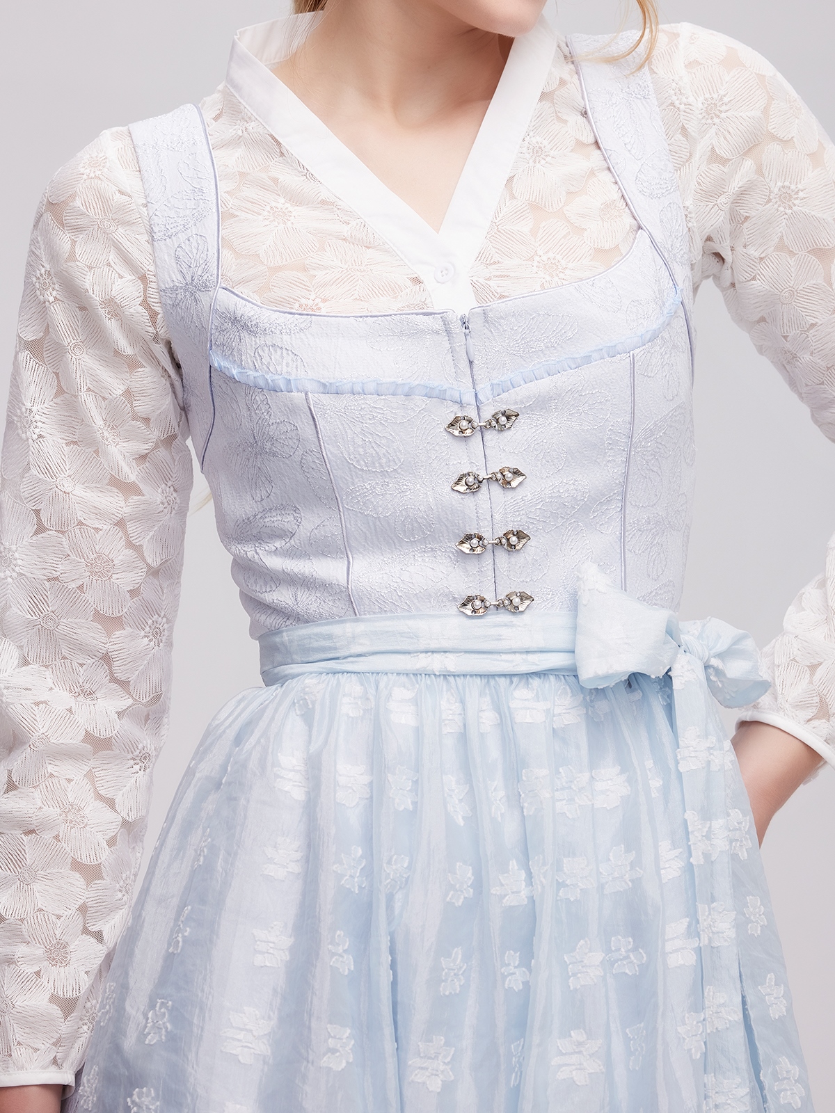 Dirndl mit Ausschnitt in Blau