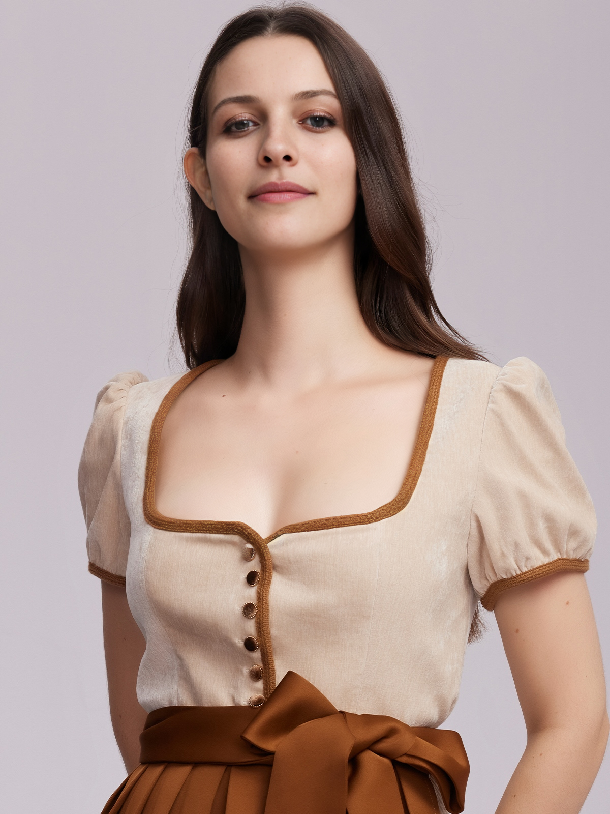 Dirndl in Braun mit traditionellem Schnitt